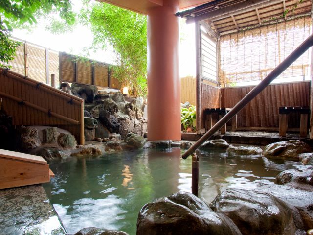 【紅葉の湯 露天風呂】自家源泉かけ流しの露天風呂。(13:00~18:00 女性用)