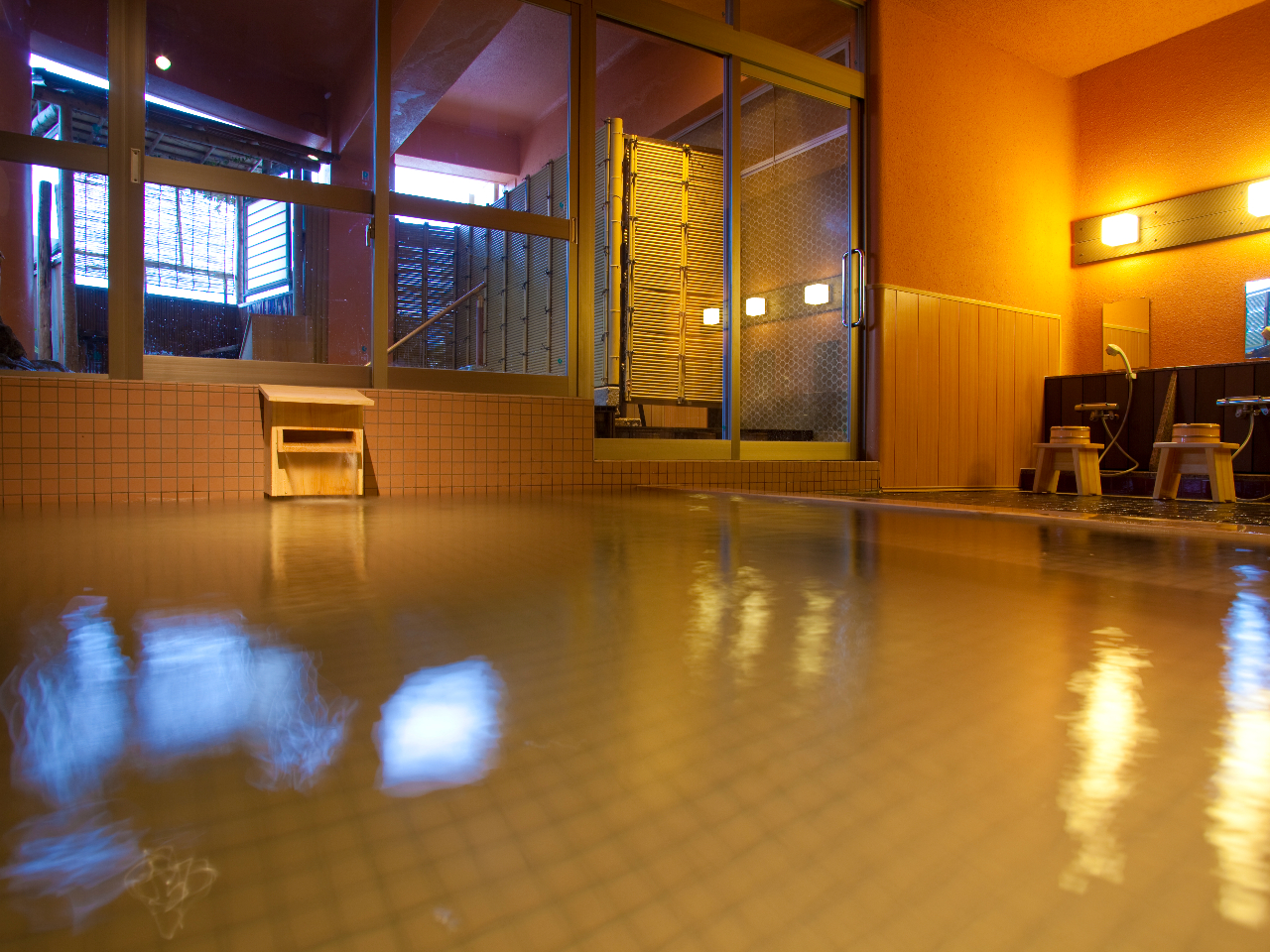 【紅葉の湯 内風呂】弱アルカリ性のお肌に優しい美肌の湯として好評です。(13:00~18:00 女性用)