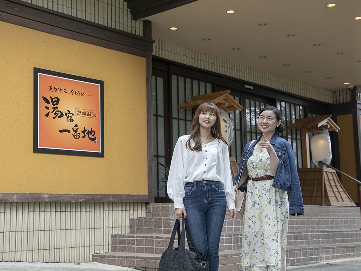 【熱海駅から徒歩2分】旅館の前は温泉情緒あふれる温泉街。ショッピングにも便利です。