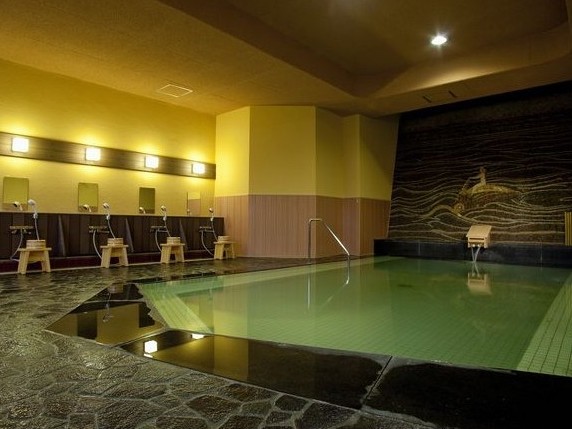 【芭蕉の湯 大浴場】レトロなモザイクタイルが印象的な大浴場 (13:00~17:00 男性用)