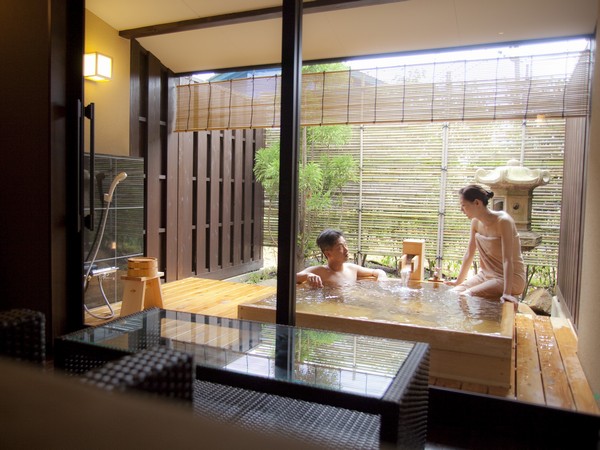 【貸切風呂 金色夜叉】湯上りラウンジで湯浴み体験を満喫できるワンランク上の貸切風呂