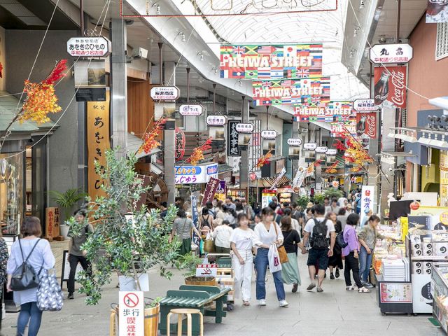 【商店街は目の前】温泉情緒あふれる商店街が目の前、ショッピングやお食事のついでにご利用ください。