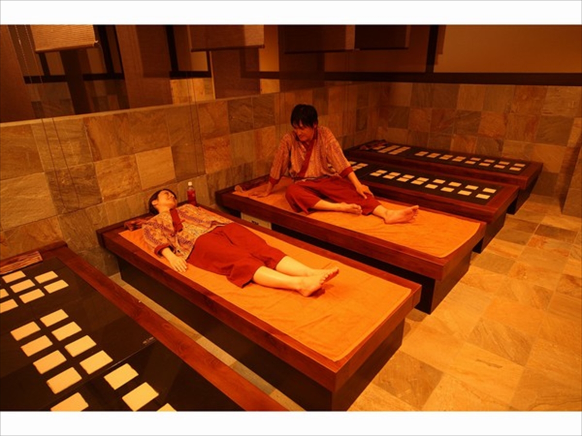 岩盤浴 効果的な発汗を促す峰蘇石がベースの岩盤浴。男女共用ですのでカップル一緒にご利用できます。