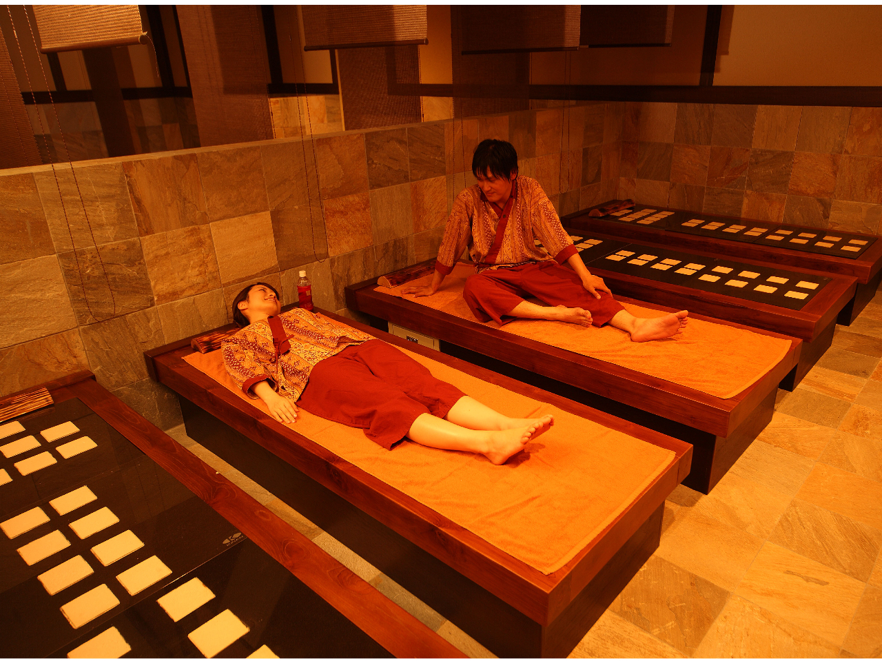 岩盤浴 効果的な発汗を促す峰蘇石がベースの岩盤浴。男女共用ですのでカップル一緒にご利用できます。