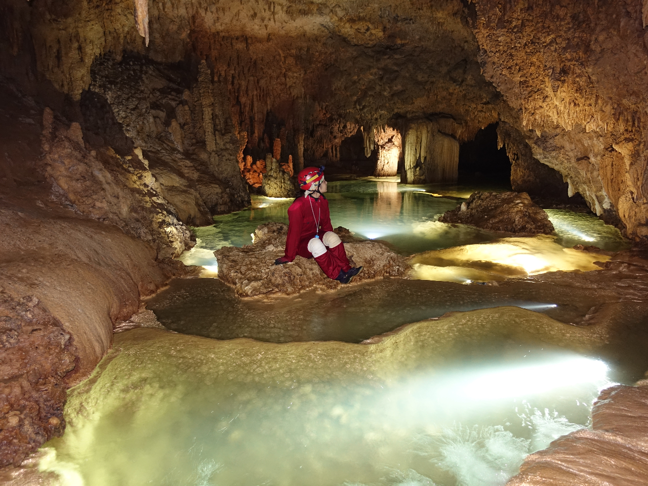 水が豊富な沖永良部島の手つかずの自然のままの洞窟内を、ライトの光を頼りに探検しましょう!プロのガイドが安全に楽しく、鍾乳石の説明なども行いながらご案内させて頂きます。(奄美群島エコツアーガイド認定)