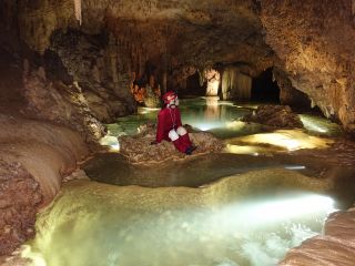 沖永良部島のケイビングは豊富な水が造り出す造形物が見物のひとつです。絶景空間を独り占め♪
