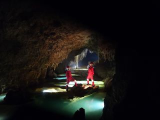 沖永良部島のケイビングは豊富な水が造り出す造形物が見物のひとつです。絶景空間を独り占め♪
