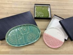 お皿等も制作できます。オプション(有料)で器に合わせた化粧箱も用意できますのでお問い合わせください。