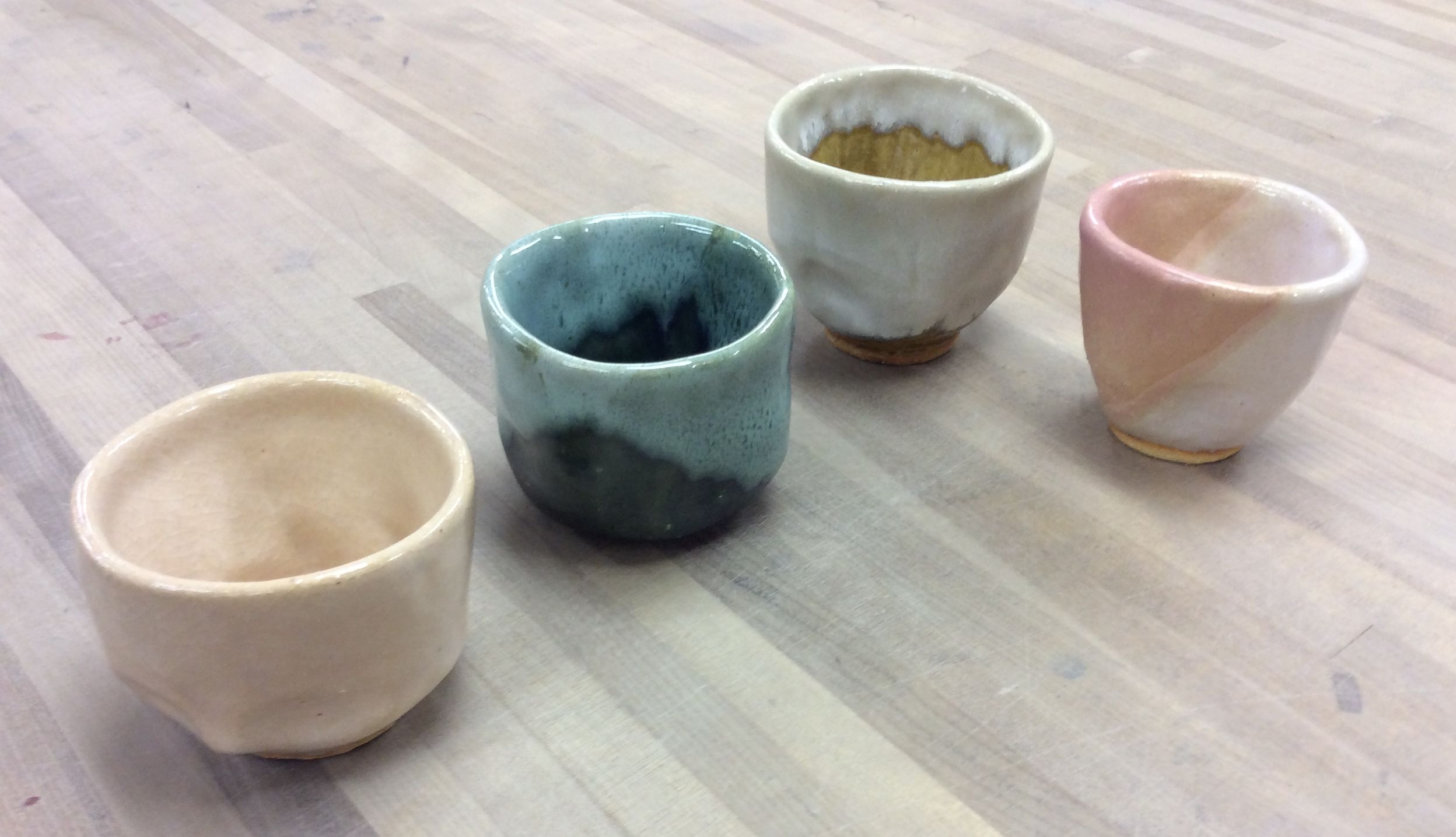 ポップなものから渋いものまで。豊富な釉薬のカラーバリエーションから選ぶことができます。2〜3種類掛け合わせることも可能!