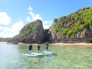 人気のSUPクルージングツアー♪今帰仁エリアの海の透明度は抜群です♪