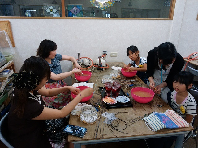 お子様でも体験可能です★ ※けがやけど防止の為に小学生以下のお子様は必ず保護者様が1対1で付き添いをお願いします。