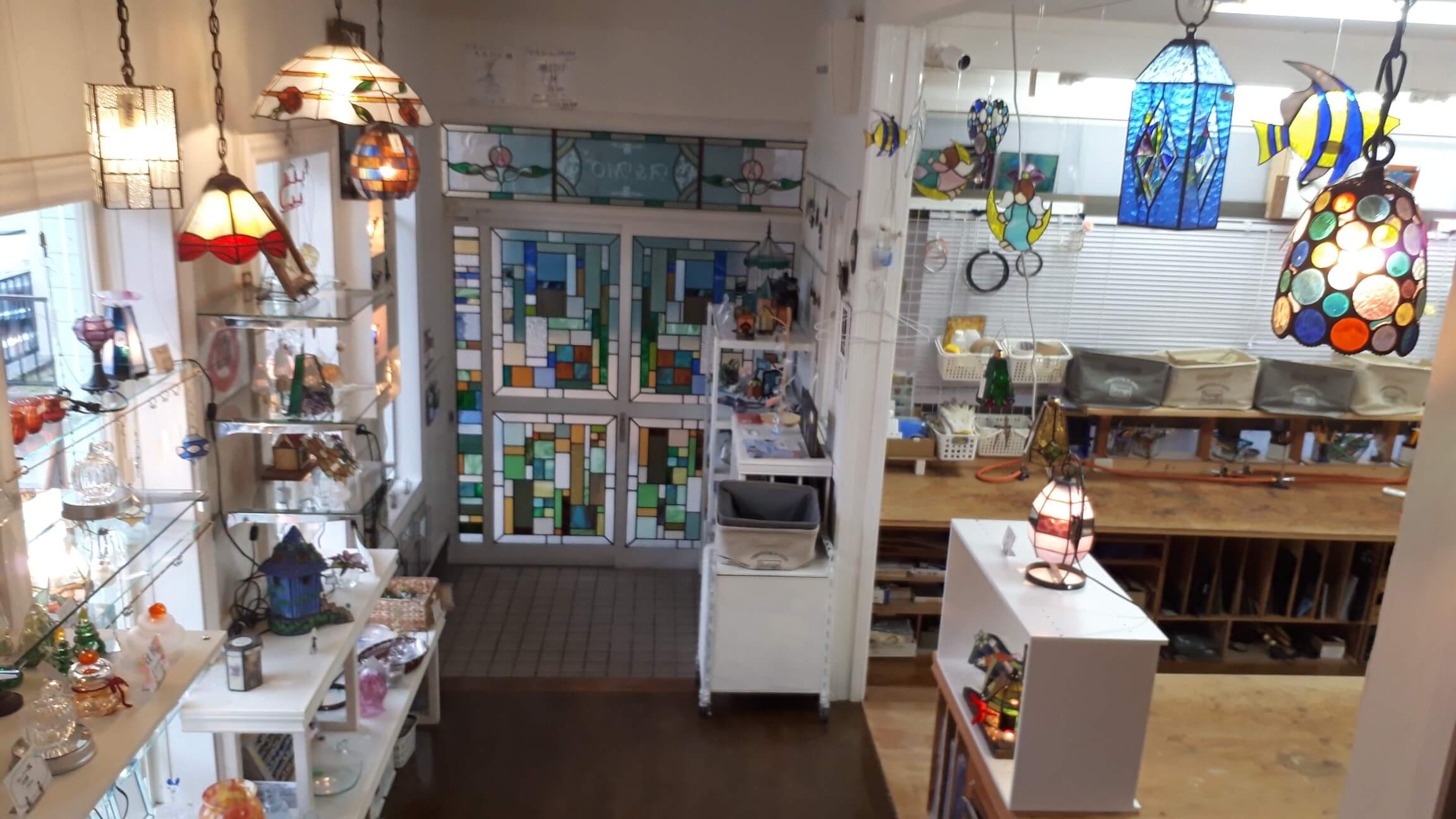 店内にはとんぼ玉の他にも、ステンドグラスや吹きガラスなど様々なガラス工芸品を展示・販売しております♪