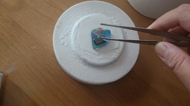 ガラスをカットしてくみあわせていきます。