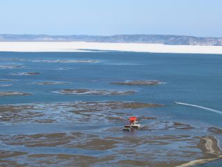 牡蠣を養殖している厚岸湖。冬は湖の北側から凍りだし湖面が真っ白になることも!