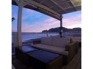 由比ヶ浜海岸から江の島まで一望できるロケーション♪そして、夕暮れ時にはサンセットにうっとり…♪♪ この夏を最高に楽しむなら海の家 ビーチサウンドへ!