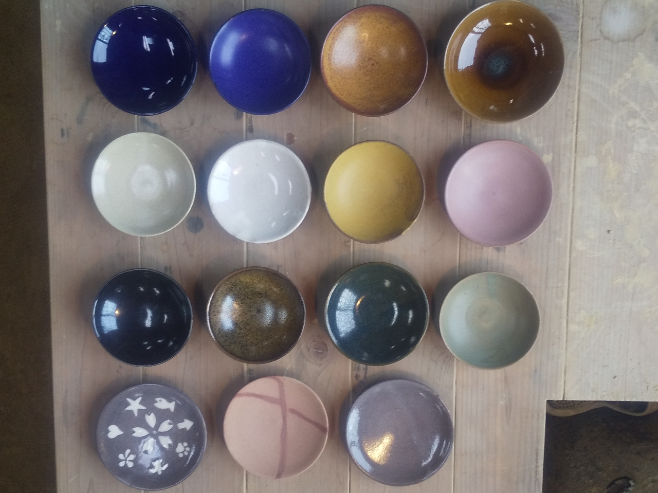 作品はこちらの色見本の中から、お好きな色(釉薬)や装飾(画像右下2個)を選んでいただき仕上げます。