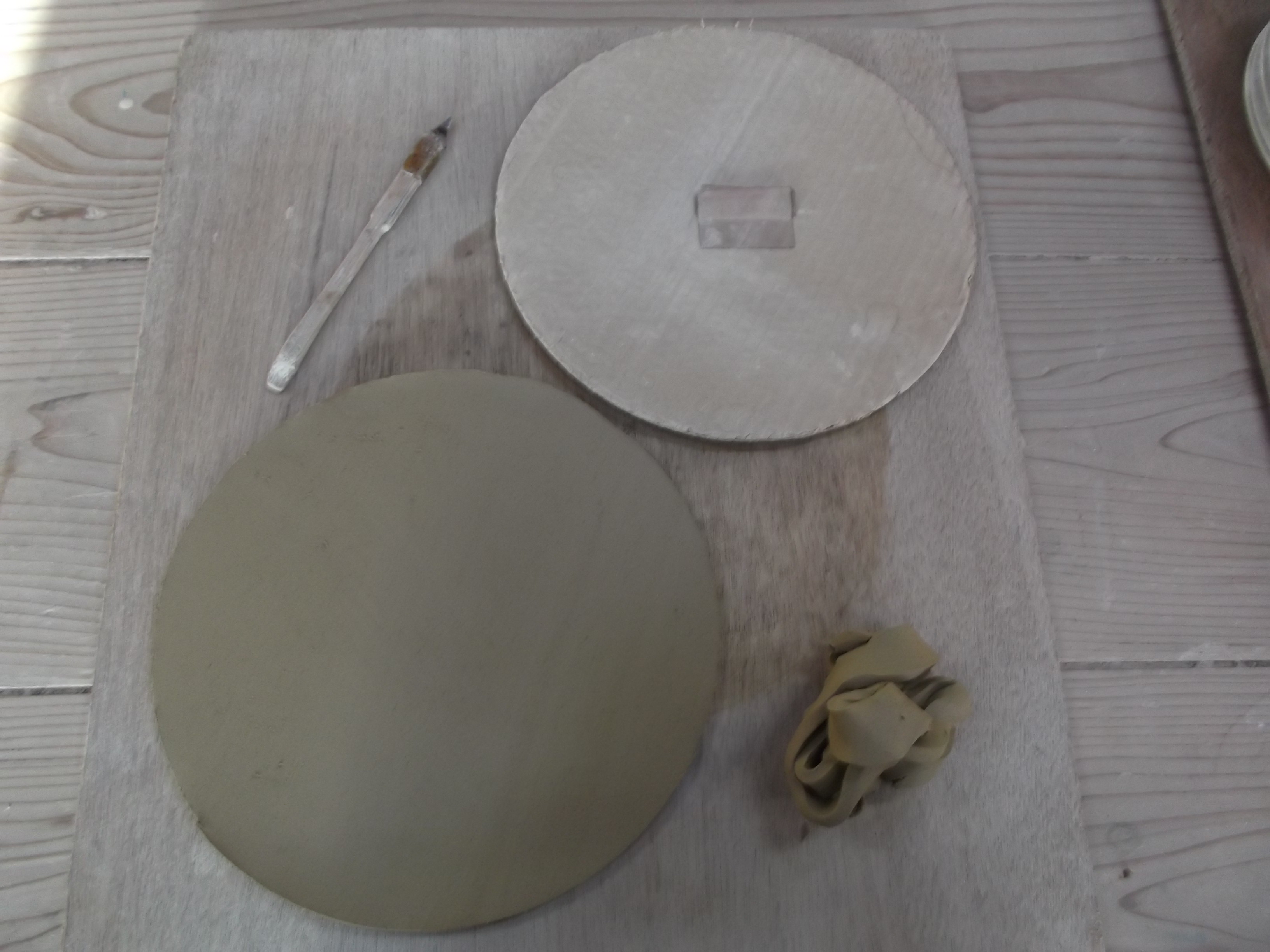 粘土を紙型に合わせて切り抜きます。