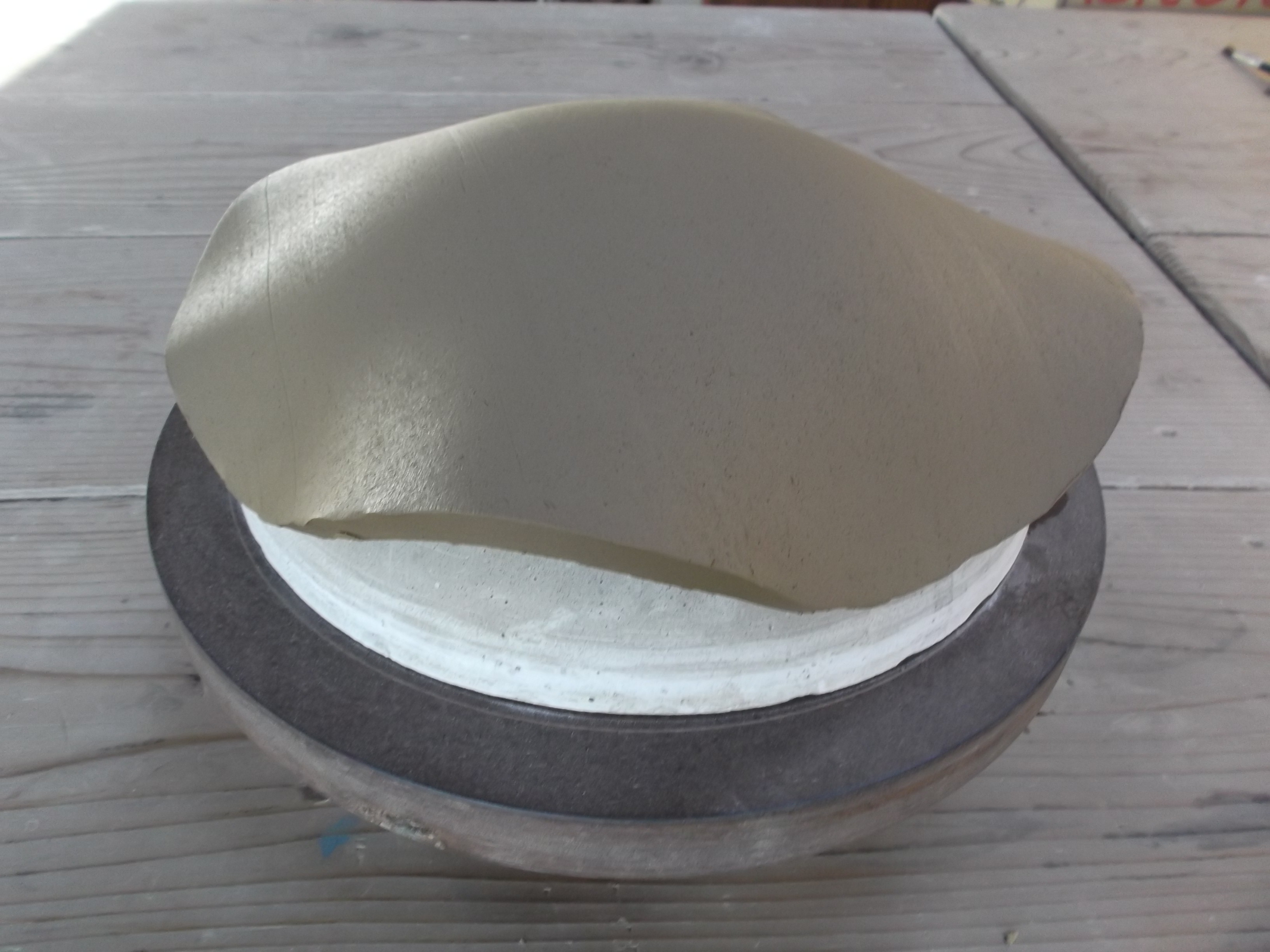 切り抜いた粘土を石膏でできたの鉢型に押し当て、形を整えます。1