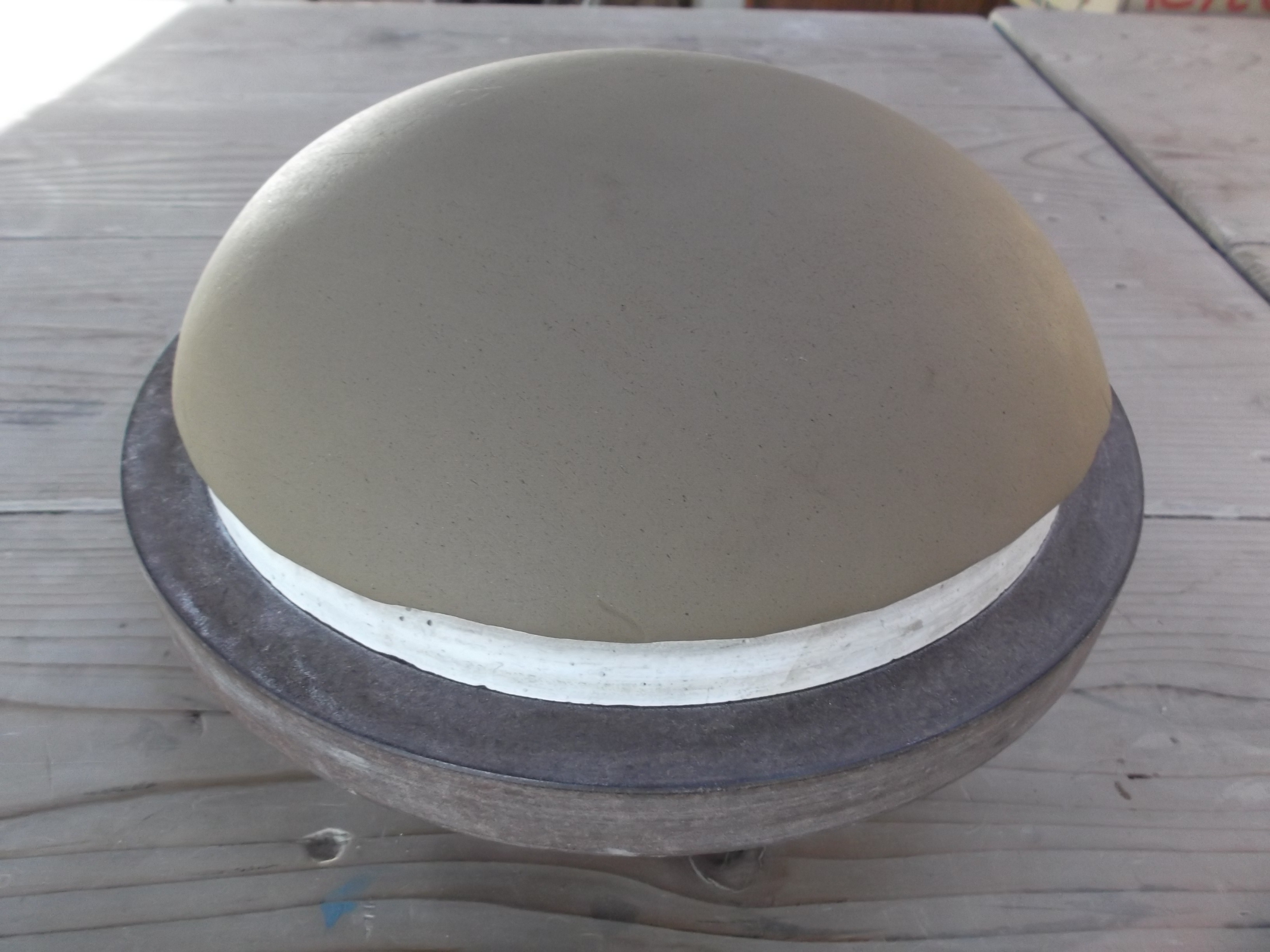 切り抜いた粘土を石膏でできたの鉢型に押し当て、形を整えます。2