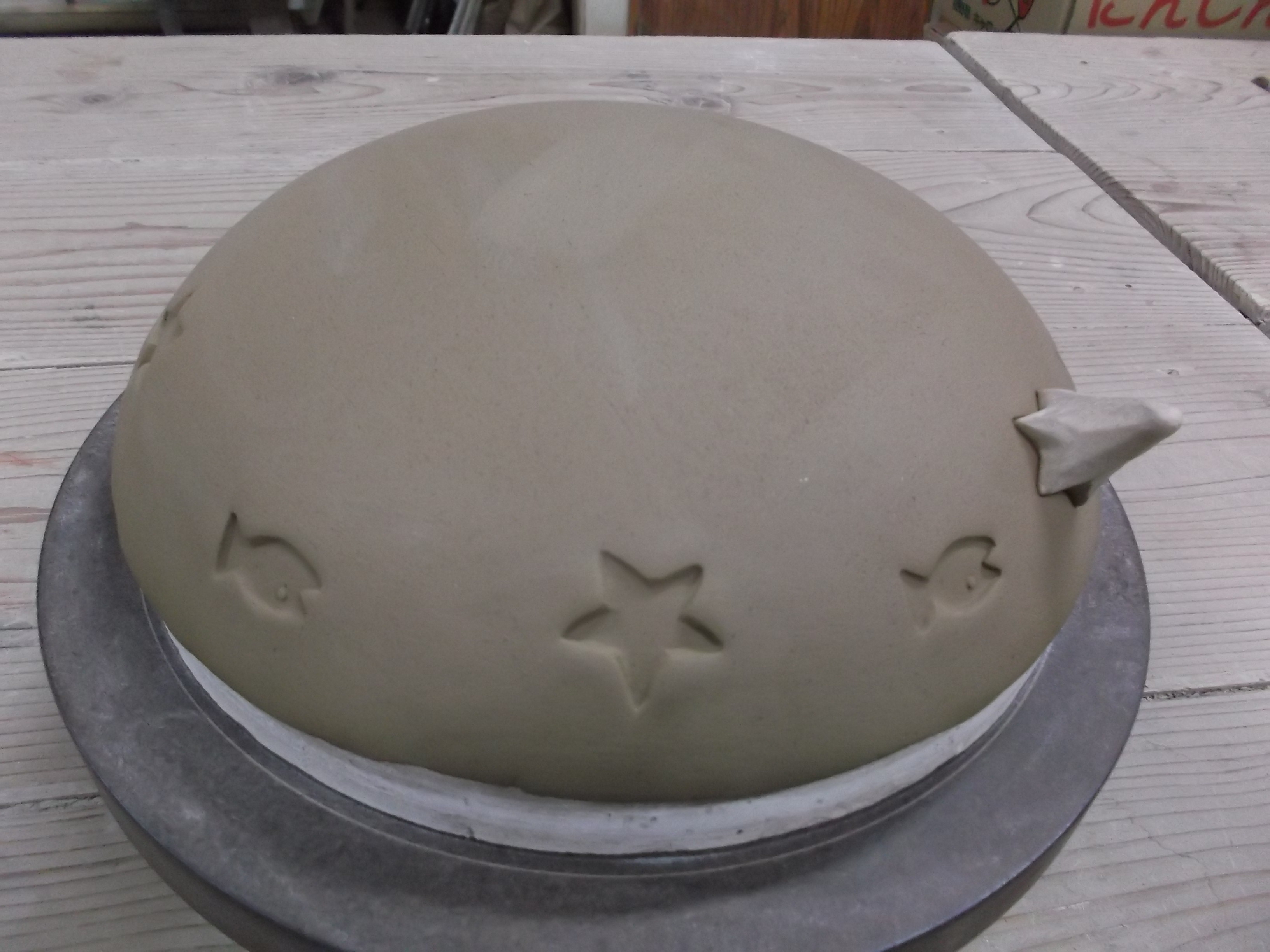 形が整った粘土にハンコや鉛筆で、模様や文字を彫り込みます。1