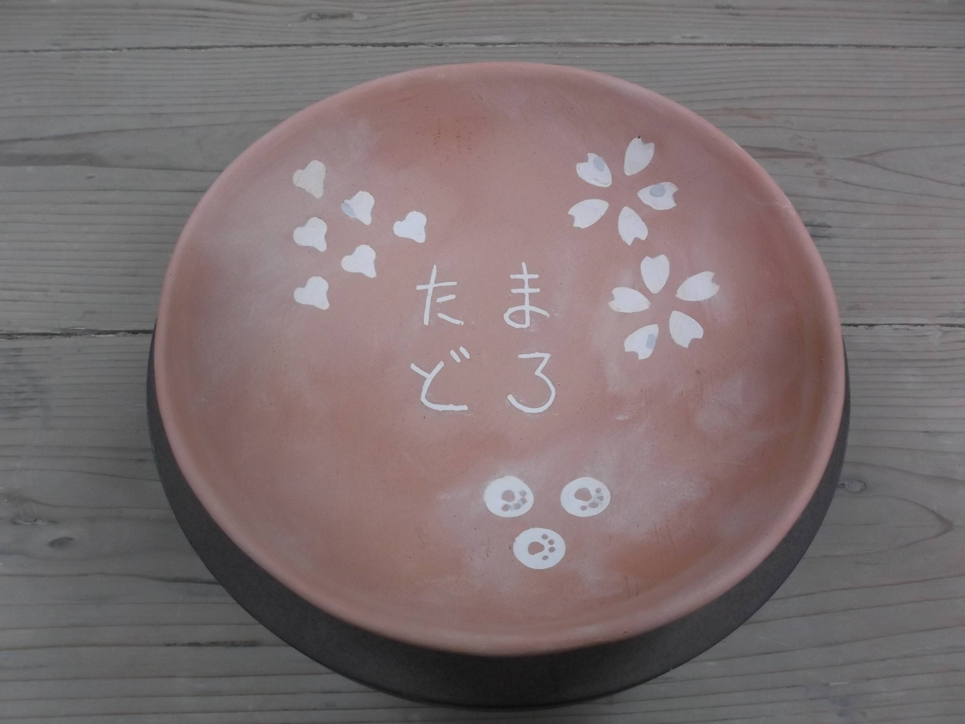 作品を完全に乾燥させ850℃で焼成。その後余分な白化粧土を削り取ります。