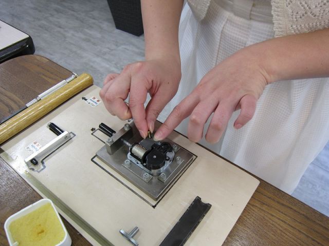 シリンダーやくし歯といった部品を取り付け、オルゴールを組み立てていきます。