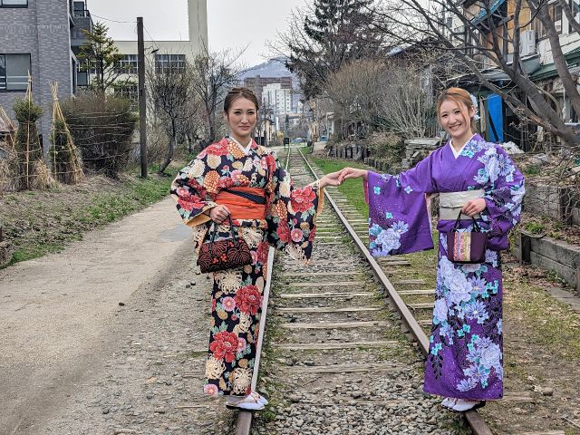 隣りにある旧手宮線跡地にて