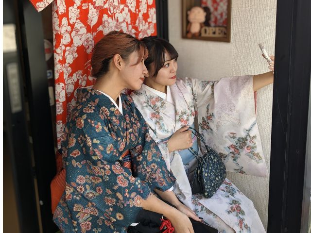 店頭のベンチにて自撮りを楽しむ女子