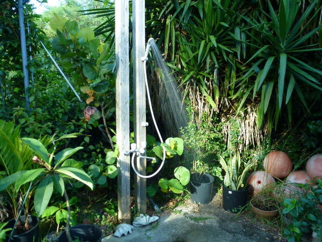 屋外シャワー、室内にも2か所ありますよー