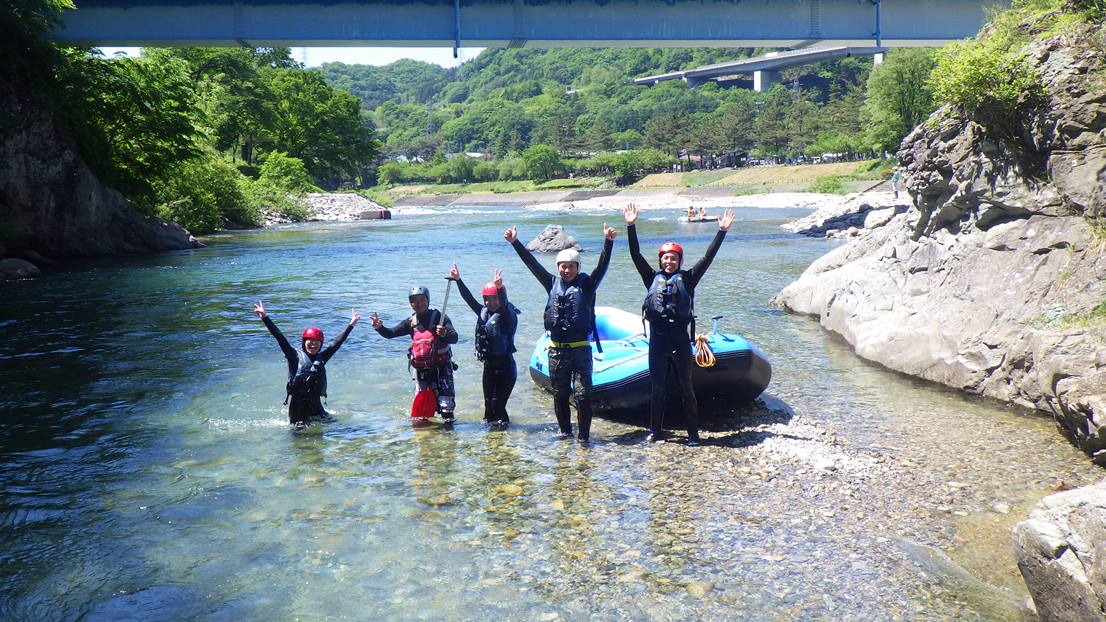 みんなでいぇーい!! 水量が少なく天気の良い日はこんなポーズも〜(笑)