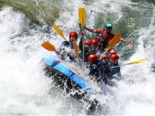大迫力の水しぶき〜!こんな感じのラフティングあなたは経験しましたか?