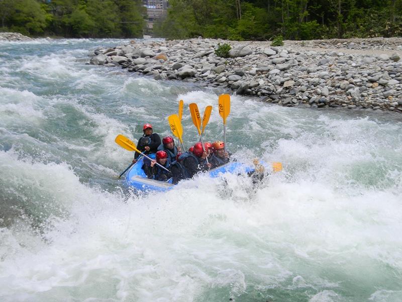 いよいよ激流ポイントを数か所あるから、覚悟して〜!これぞ、激流ラフティング!