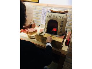 塩せんべいを手焼きできます。簡単ですので小さなお子様(※保護者同席必須)から、おじいちゃん、おばあちゃんまで、誰でも楽しめます。