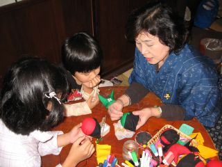 体験コースでは針と糸を使い、実際に近い本格的な方法でさるぼぼを作って頂きます。