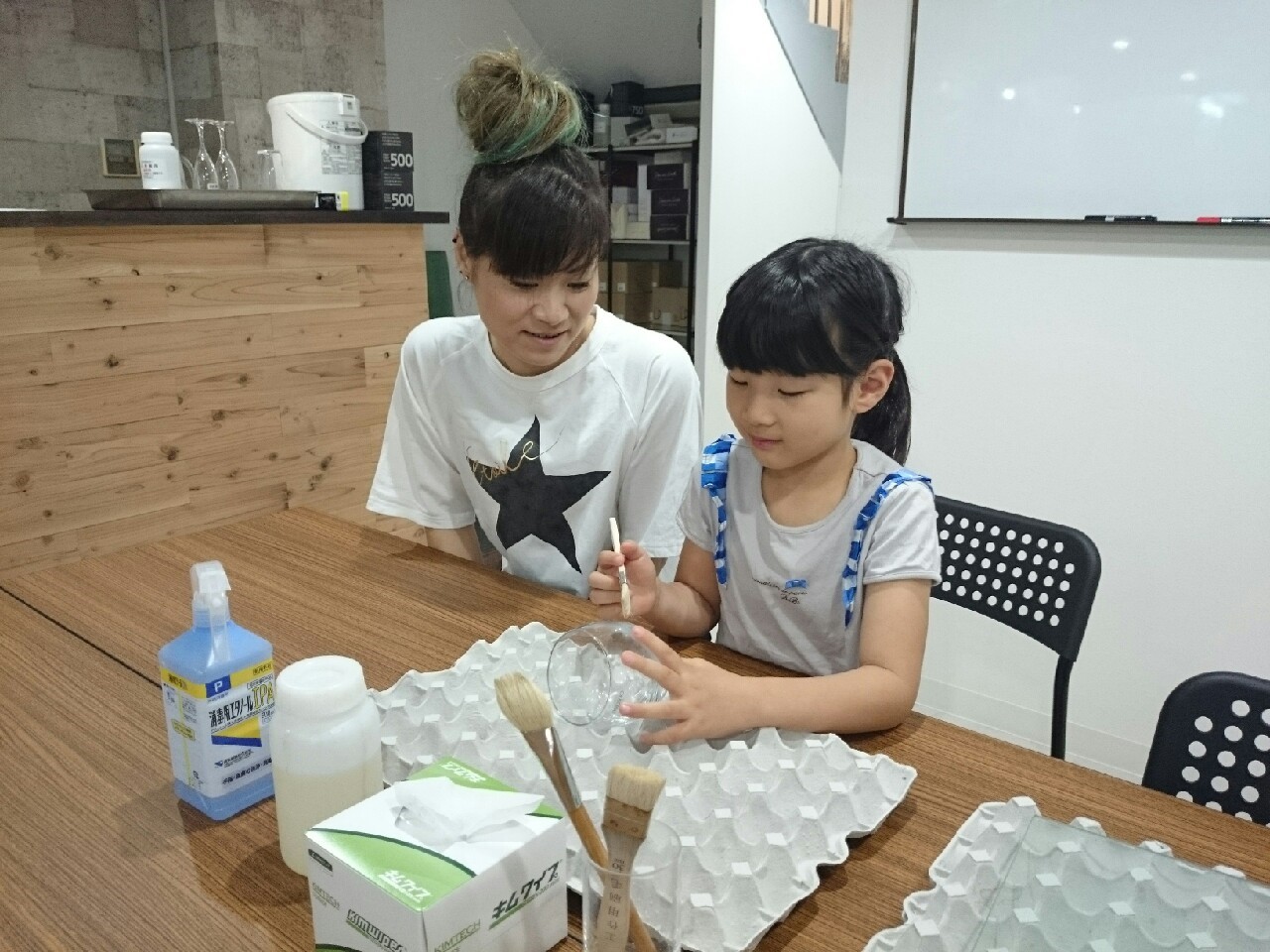 特殊なシールをガラス食器に貼り合わせます。6歳〜体験OK!