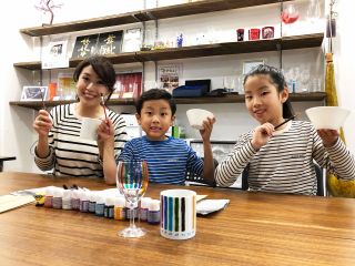 絵付け体験に挑戦!グラスや陶器をカラフルに変身させちゃおう♪