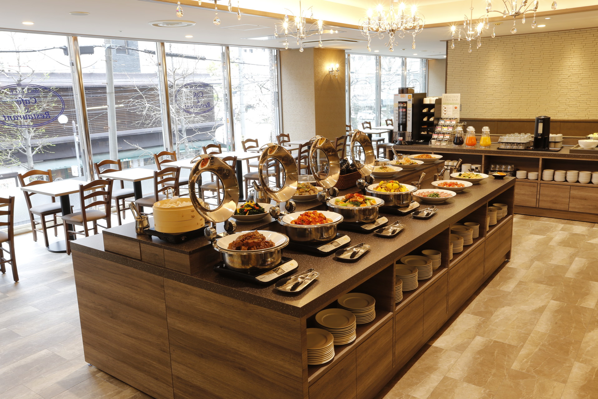 レストラン「HOLY BLUE(2階)」和洋食約30種類のお料理が楽しめるランチバイキングを営業しております。※営業時間11:30~14:00(OS13:30)