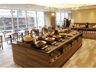 レストラン「HOLY BLUE(2階)」和洋食約30種類のお料理が楽しめるランチバイキングを営業しております。※営業時間11:30〜14:00(OS13:30)