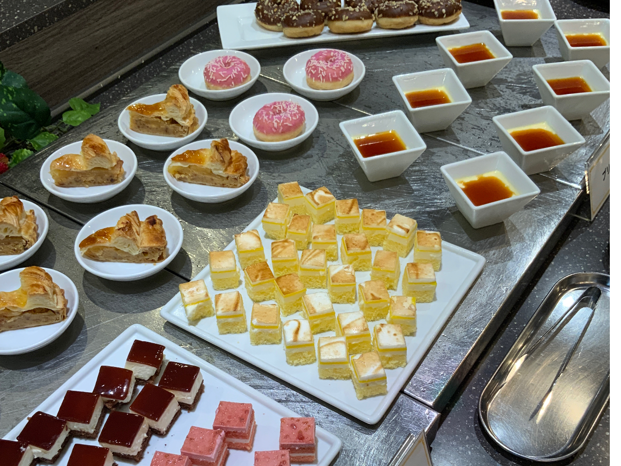 P[LvȂǂ̃fU[gpӂĂ܂B҂Ă̍LȃR[q[Ƃꏏɂ肨߂