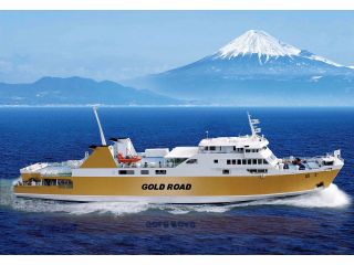 世界遺産富士山を横目に駿河湾を航海する駿河湾フェリー。