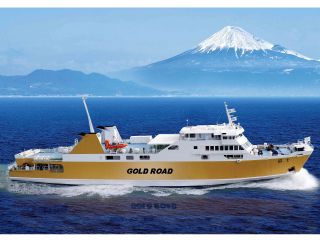 世界遺産富士山を横目に駿河湾を航海する駿河湾フェリー。