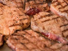 あつあつジューシーな牛ステーキが食べ放題♪