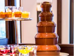 お好みでスイーツにチョコをディップ!チョコレートファウンテンが登場!