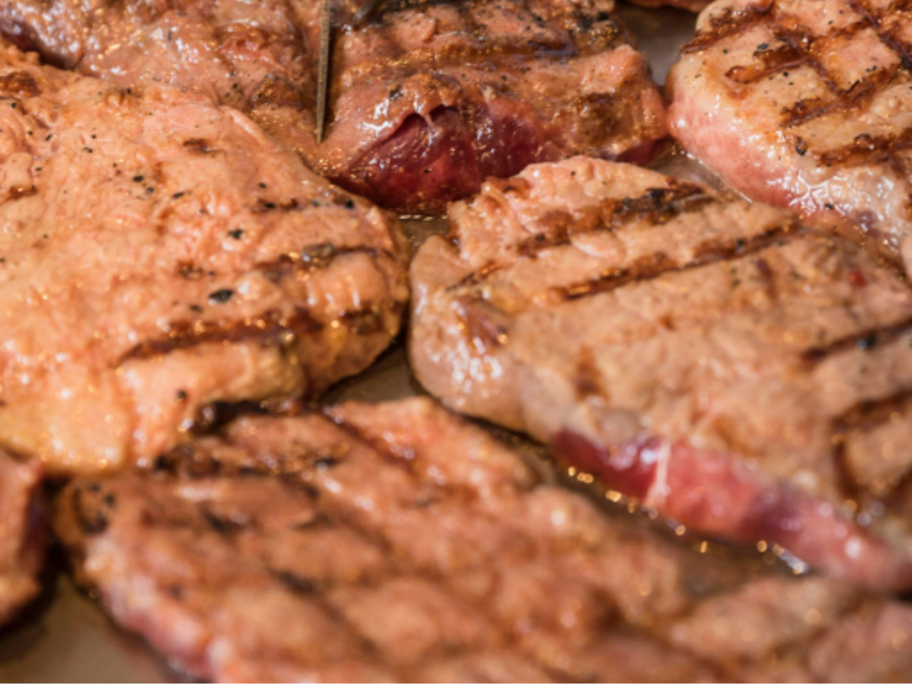 あつあつジューシーな牛サイコロステーキが食べ放題♪