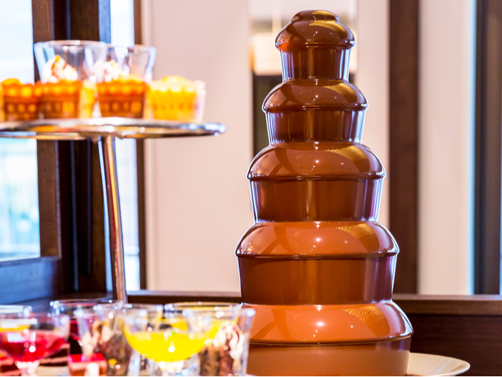 お好みでスイーツにチョコをディップ!チョコレートファウンテンが登場!