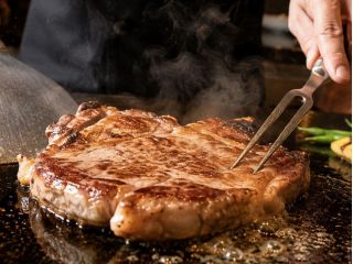【鉄板焼ライブパフォーマンス】ポークステーキ ※写真はイメージです