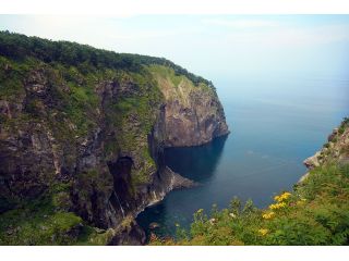 目的地は崖から海へと注ぐ滝「男の涙」