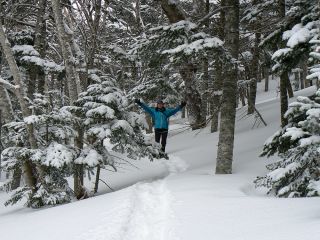 誰も歩いていない新雪の上に、自分の足跡を残してみませんか?