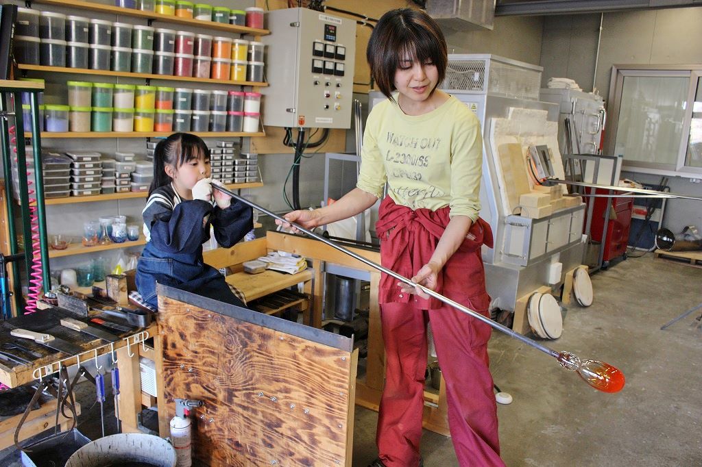 息を入れてガラスを膨らませていきます。