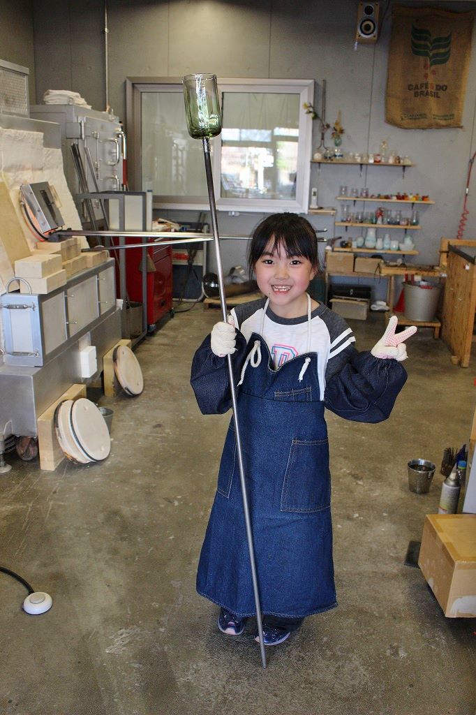 出来上がり!最後にグラスを持って記念写真。